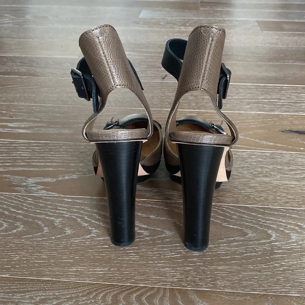 Ann Taylor Platform Buckle Pump | 8.5